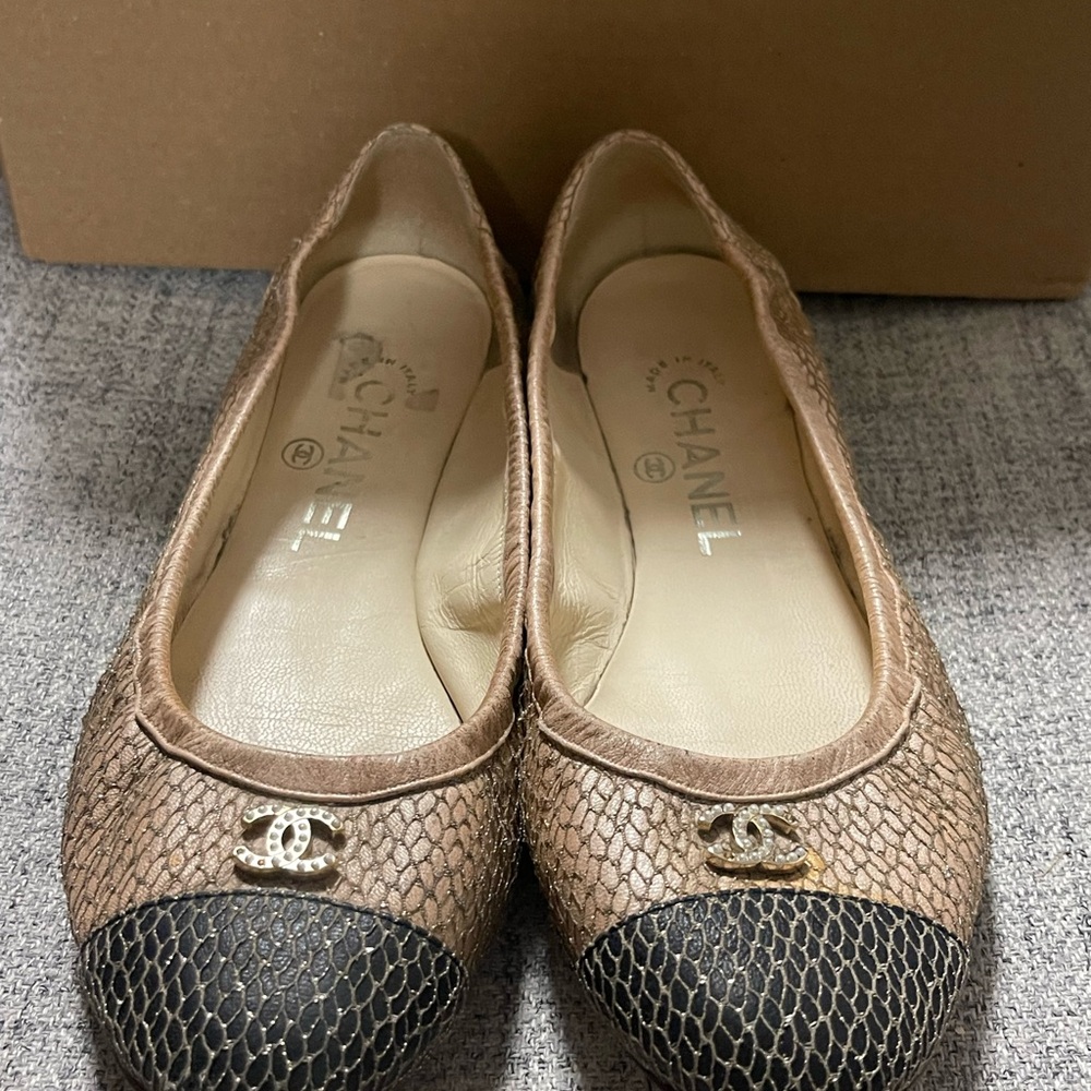 CHANEL Women's Brown and Black Textured Loafers